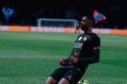 英超直播-恩佐传射无奈门将无间道，金球先生独闯龙潭，巴黎5-2复仇切尔西